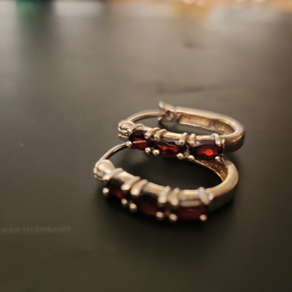 925 Sterling Silver Earing With Garent Stone